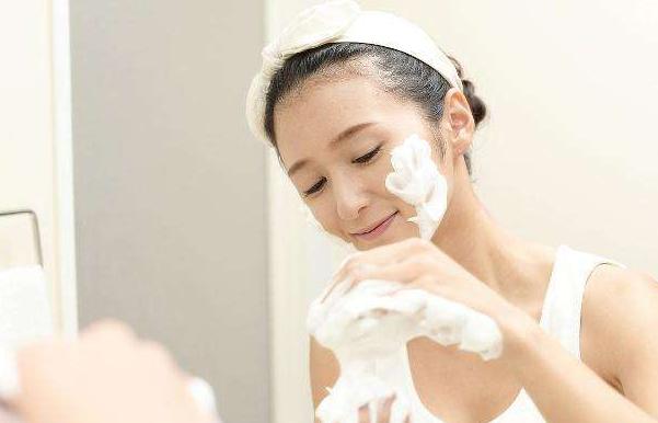 脸部冒出“脓包性痘痘”，想痘痘消失不留疤，经常做3事改善困扰