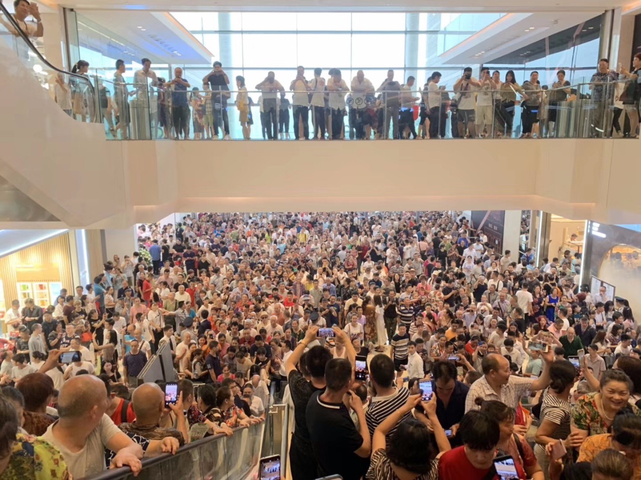 重庆来福士广场惹争议,感觉整栋楼在抖什么原因