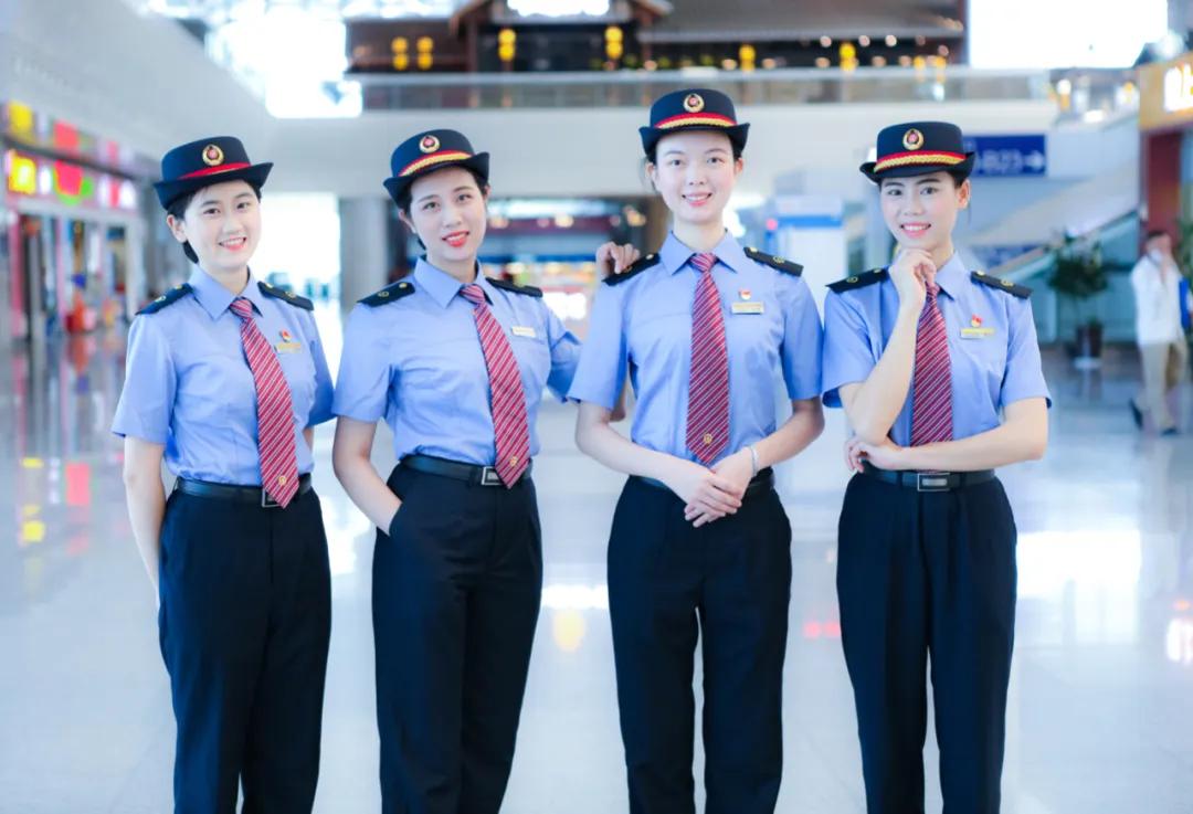 哇!他们的新制服正式亮相啦