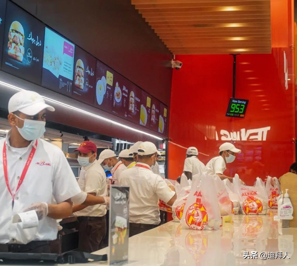 这只“鸡”不一般！啃过都说好！探访来自沙特的灵魂炸鸡店AlBaik