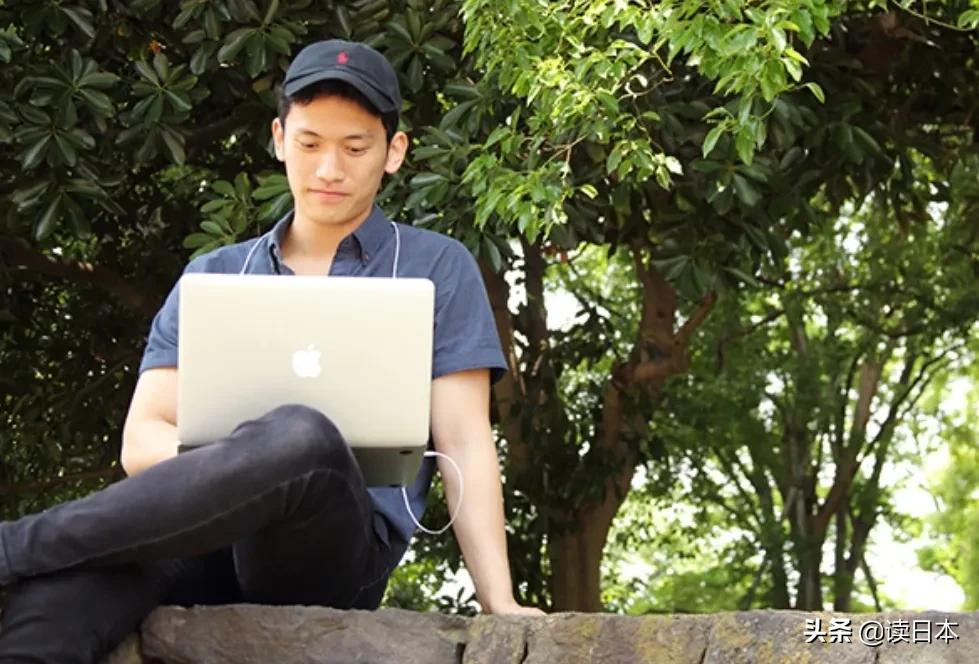 画风诡异的日本云毕业典礼，场面似僵尸电影！网友：有被吓到！