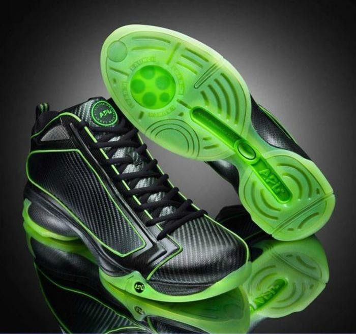 詹姆斯被禁穿的装备,nba禁穿球鞋aj1