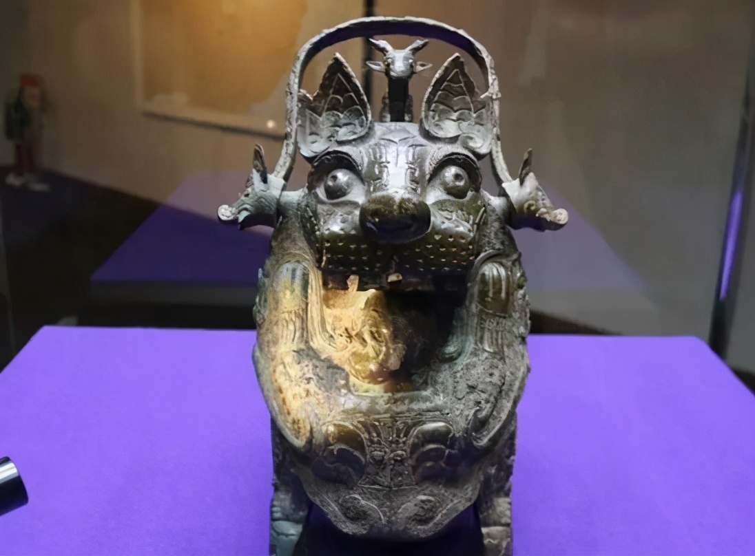 前面抱人，后面背鹿，这只虎是在干嘛呢？