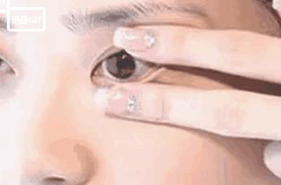 隐形眼镜，摘比戴更难啊朋友们！