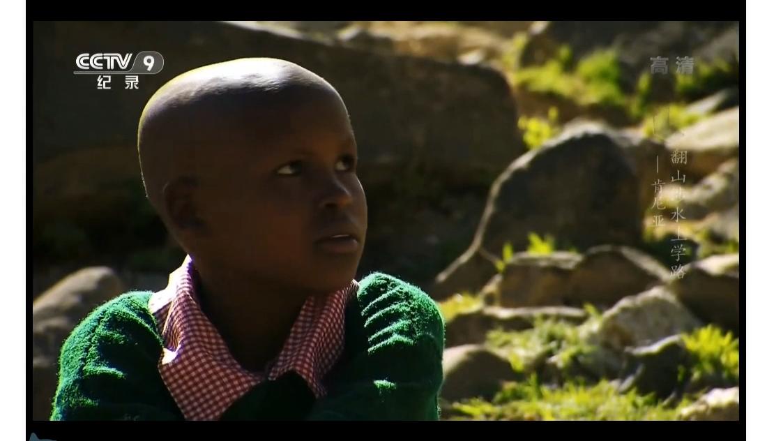 非洲小孩艰难的上学路：每天都在赌命，要是没回家就是被狮子吃了