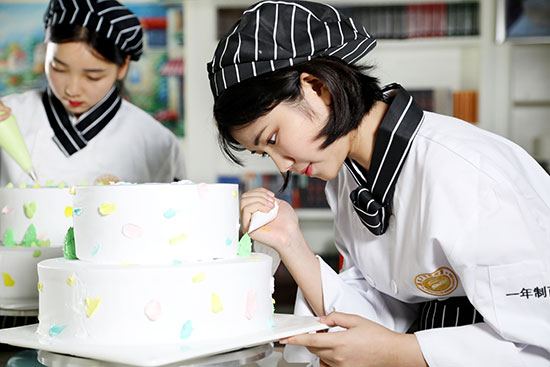 中职学美容好还是西点好,女生学美发还是学西点好