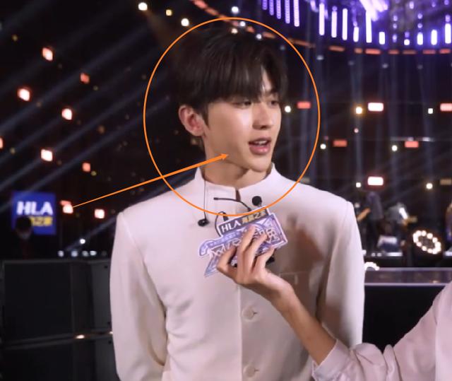 王冰冰采访蔡徐坤引热议,王冰冰采访蔡徐坤完整视频