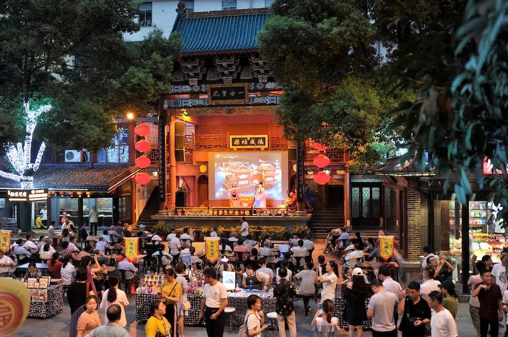 长沙人的快乐正一点一点回来！白天摩天大楼，晚上一脚解放西