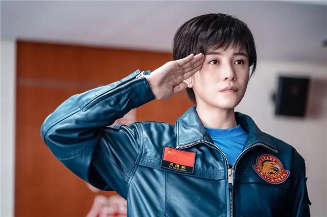 国庆档票房前三位均为国产影片,国庆档三强争霸票房