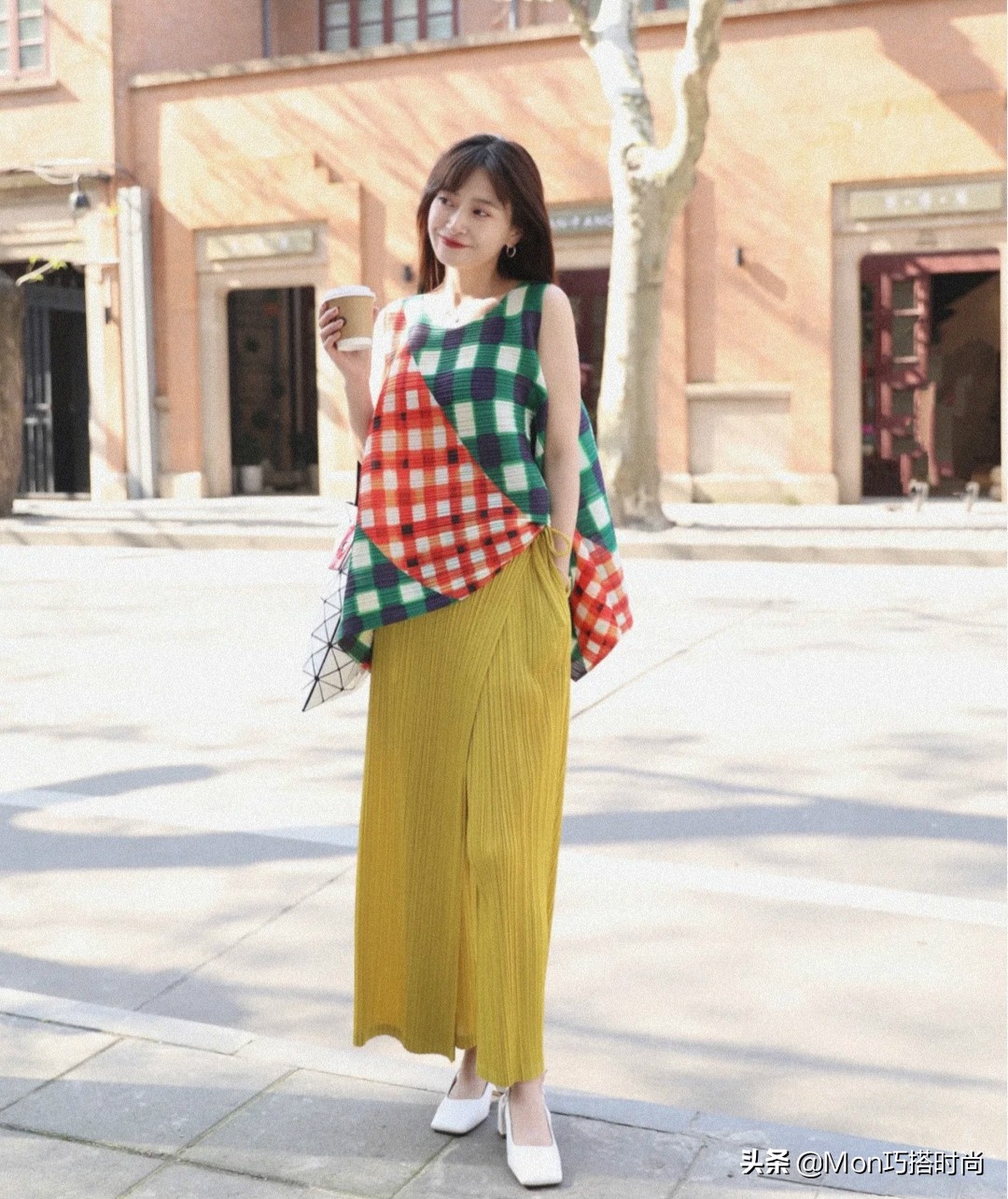今夏“回头率”超高的穿法：膝下裙+低跟鞋、连衣裙+平头鞋，好美