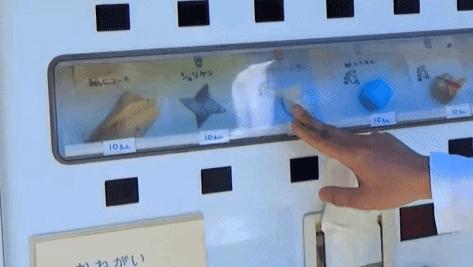 日本产自动无人售货机,日本自动贩卖机卖吃的