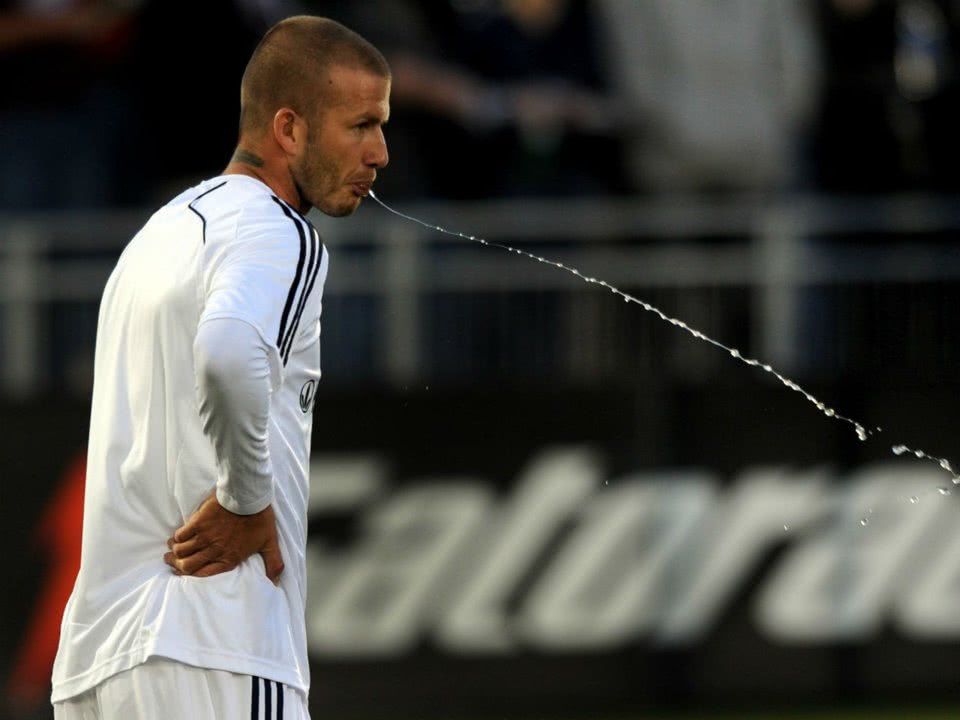 足球场上运动员为什么总是吐口水,足球场上球员为什么吐水