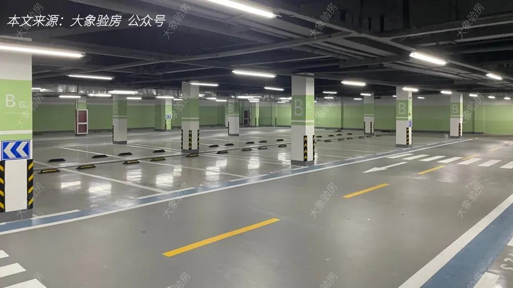 收房发现墙顶维修痕迹,精装房交房时踢脚线乳胶漆脱落