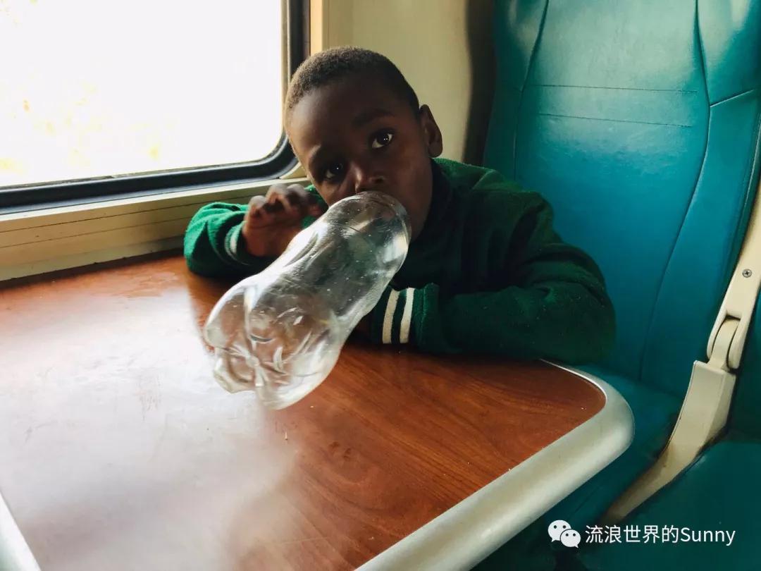 流浪非洲，乘坐中国援建火车去赞比亚，满满的亲切