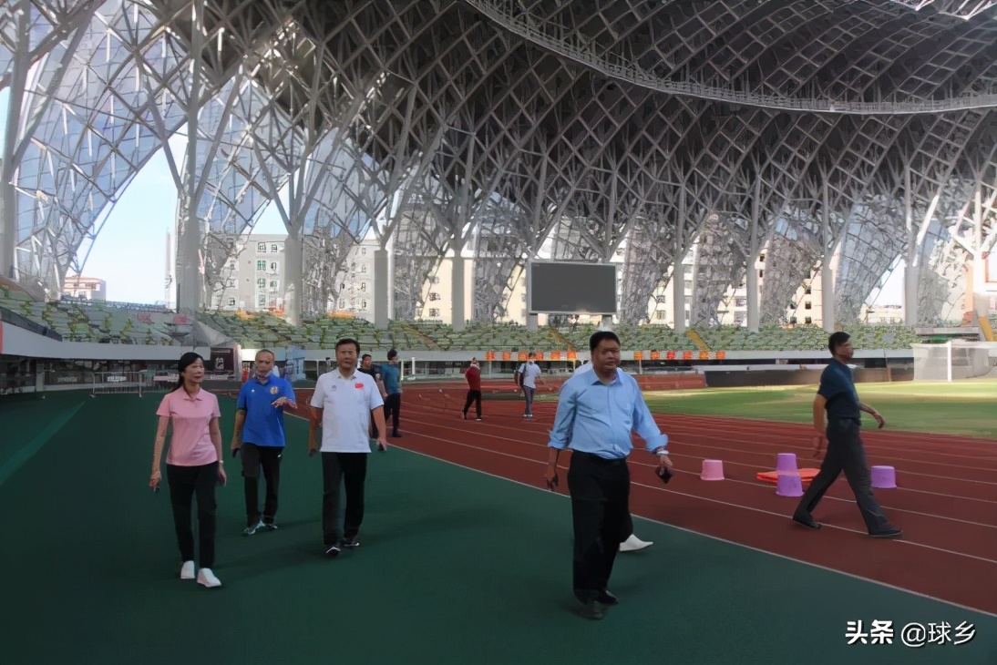 取经交流丨梅县区体育局和富力足球学校赴五华参观交流办赛经验