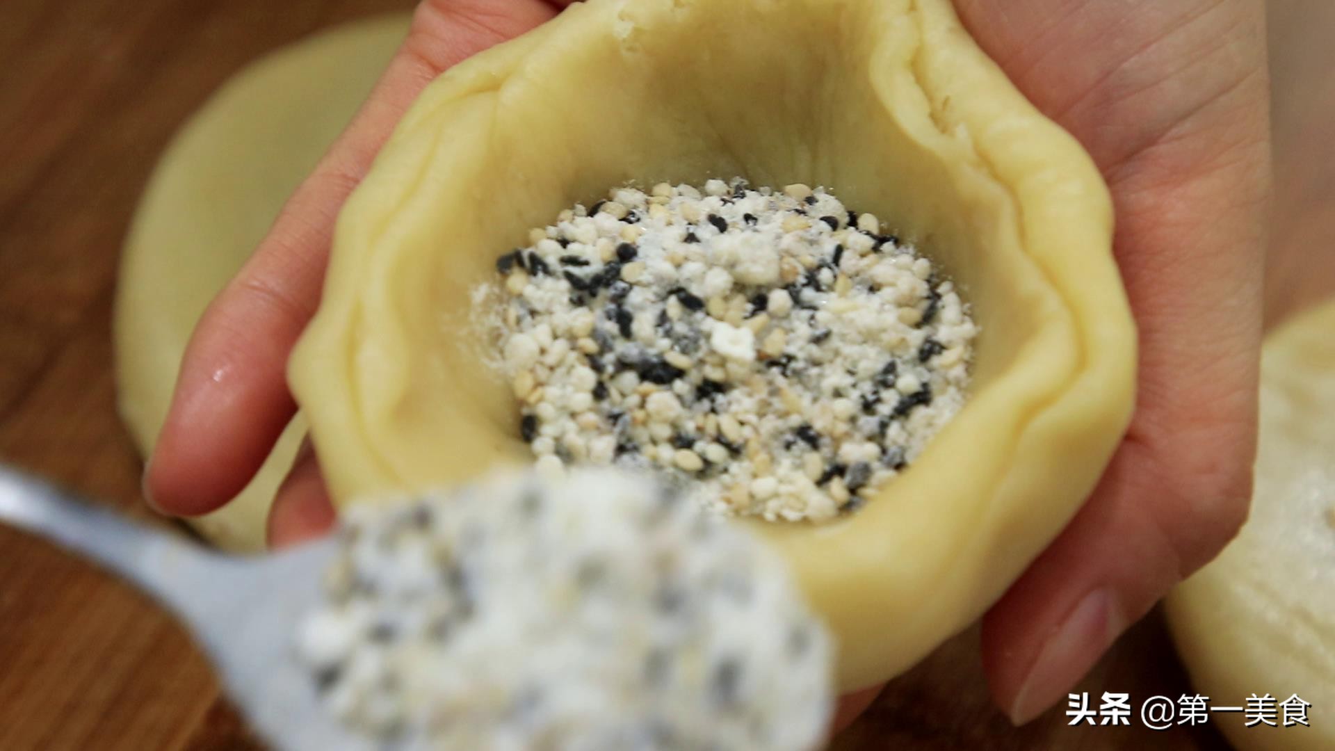 四姑想吃烧饼，小姑买来邮寄，阿飞：只要有烤箱，五步做成烧饼