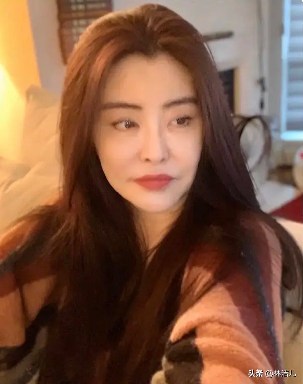 王祖贤状态52岁肤白貌美头发浓密,52岁王祖贤笑颜红唇发量惊人