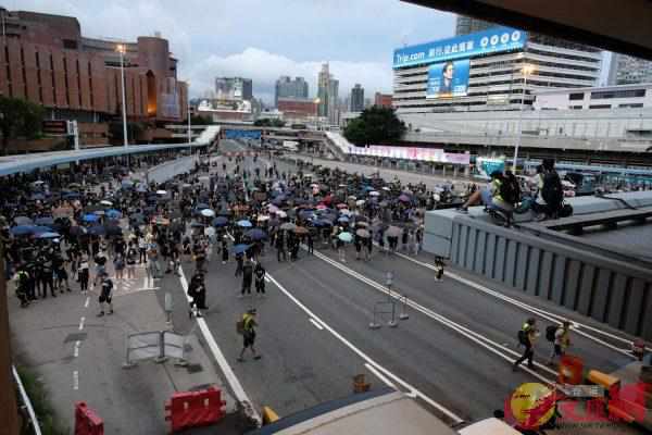 最新：香港警方旺角清场！暴徒竟拆*旗国**升“独”旗