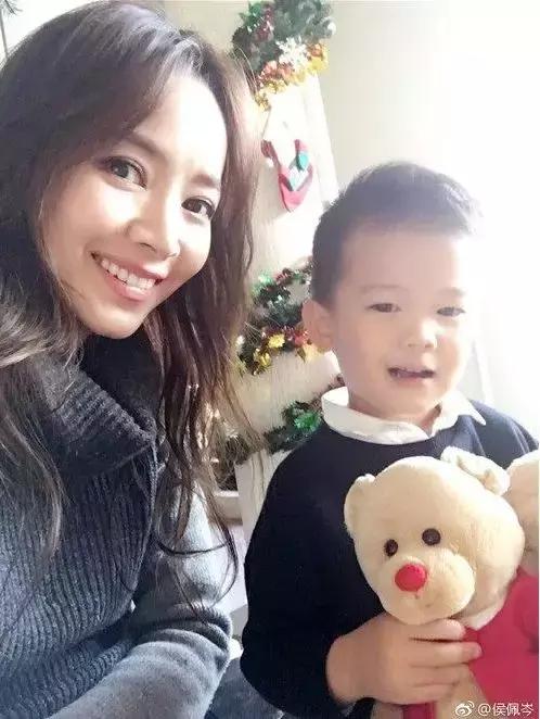 侯佩岑被小S讽刺太假，但为什么成了周杰伦唯一承认的前女友？