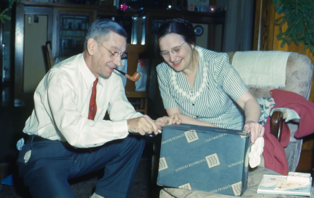 圣诞礼物是gift还是present,圣诞节礼物都是提前送的吗