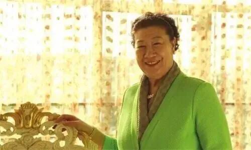 79岁的老太太创业的传奇人生,63岁创业老太太