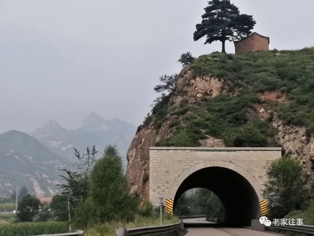 骑摩托车去旅行,拉着摩托车去旅行