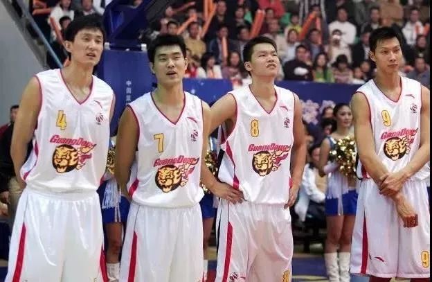 易建联cba历史得分王图片,2003年易建联cba成名战