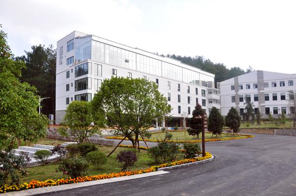 公益兴学教育扶贫，这所大学怎么样？