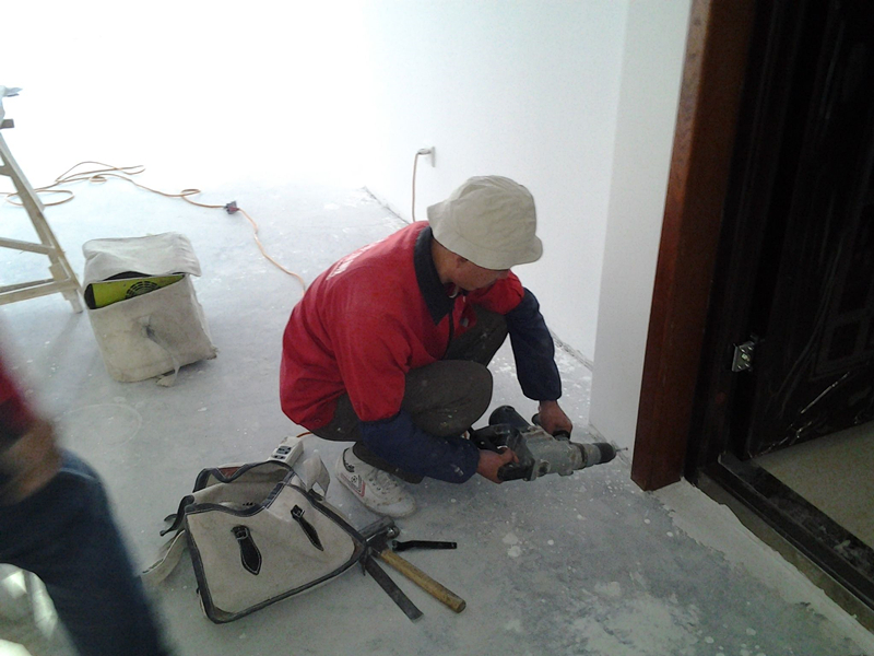 想在墙上打个洞怎么办,墙上打孔怎么避开电线