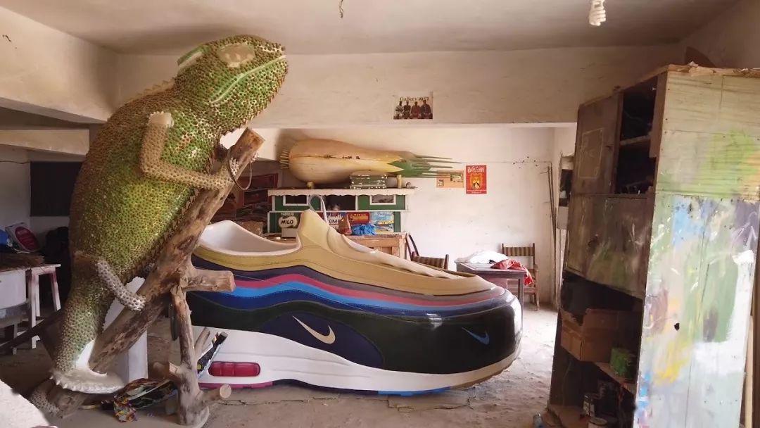 跨入国门的黑人抬棺