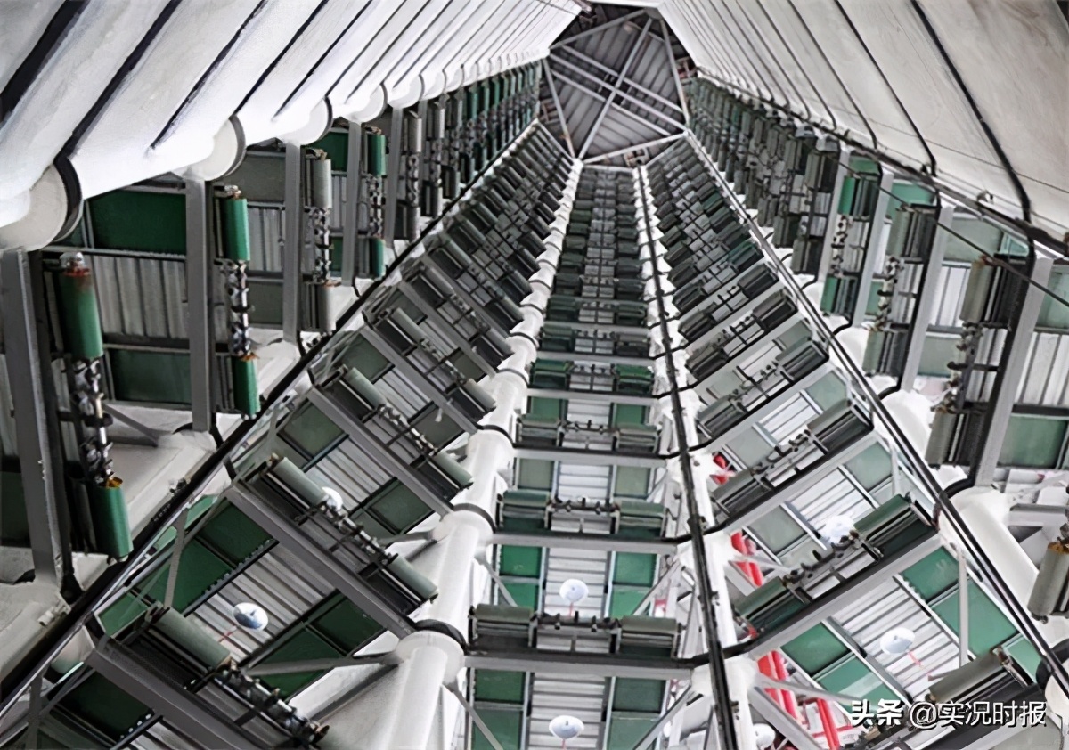 重庆楼中间的露天停车场,重庆狭窄的地下停车场