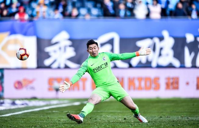 中超足球搞笑瞬间守门员扑救,中超门将惊天失误视频