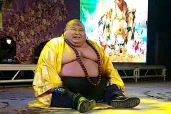 男子因像弥勒佛走红被遗弃,男子酷似弥勒佛如今怎么样