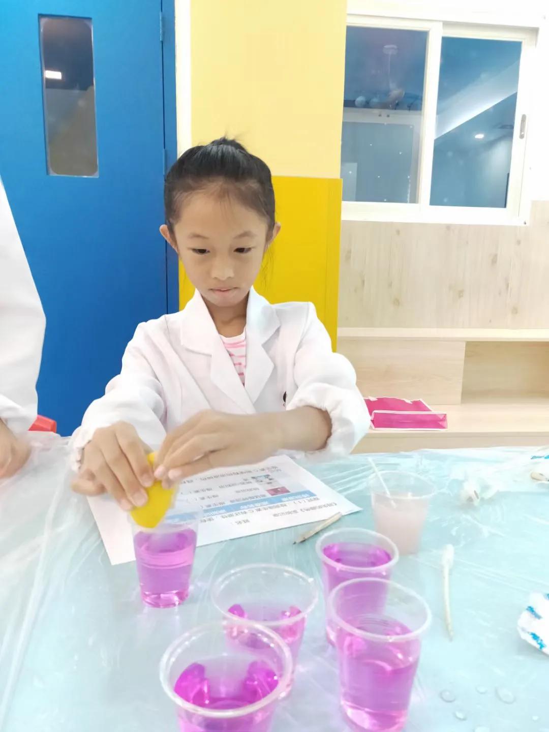 维生素C能使有色溶液还原成透明？这是为什么？