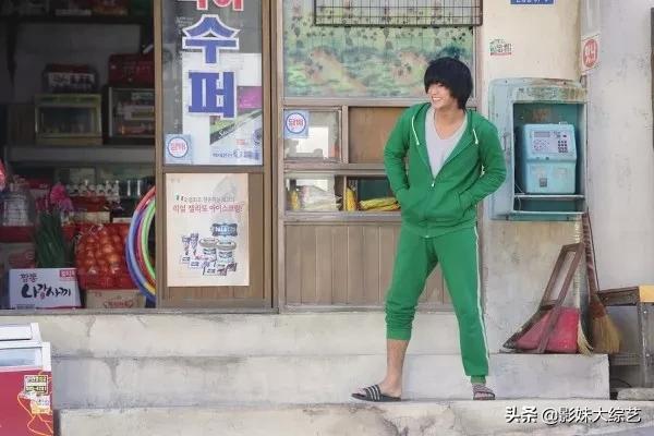 韩国人喜欢穿三线拖鞋吗,韩国人衣服为什么有三条杠