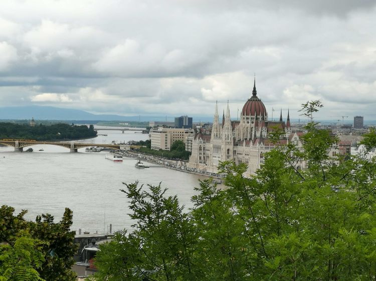 匈牙利的首都,当年陈强曾到此,两个儿子取名“布达”“佩斯”