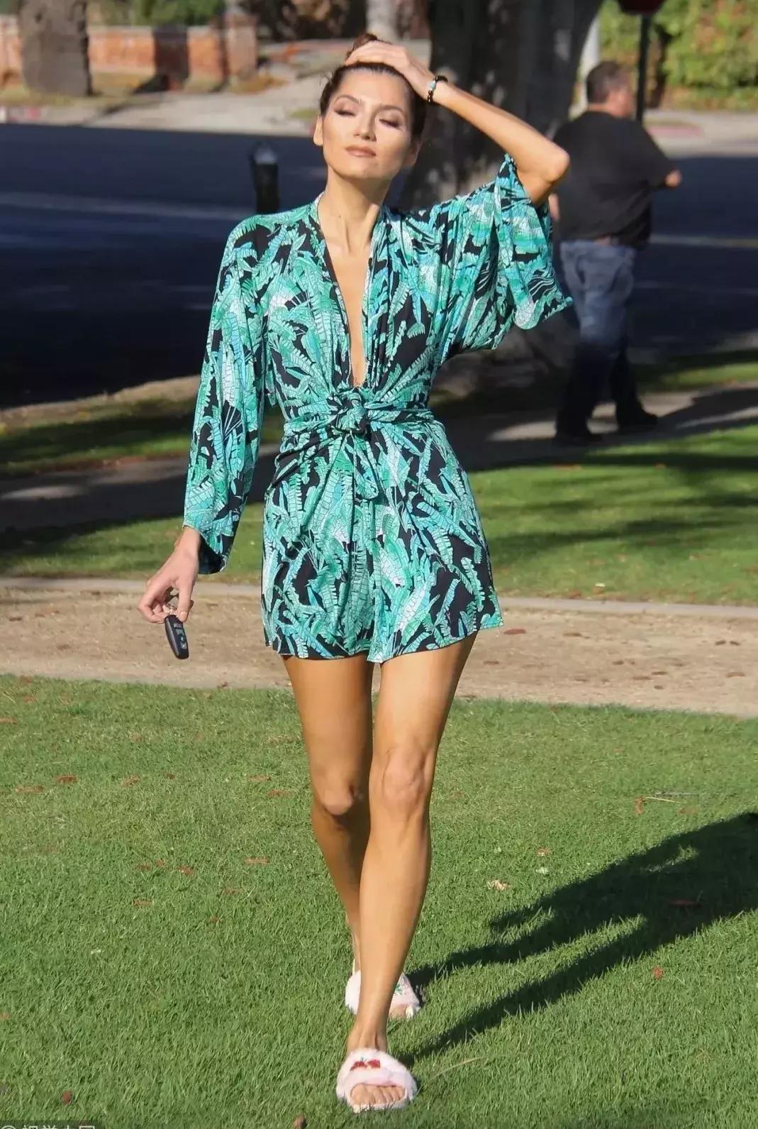 刘雯、倪妮不费力就很时髦原来是脚上的拖鞋太美了