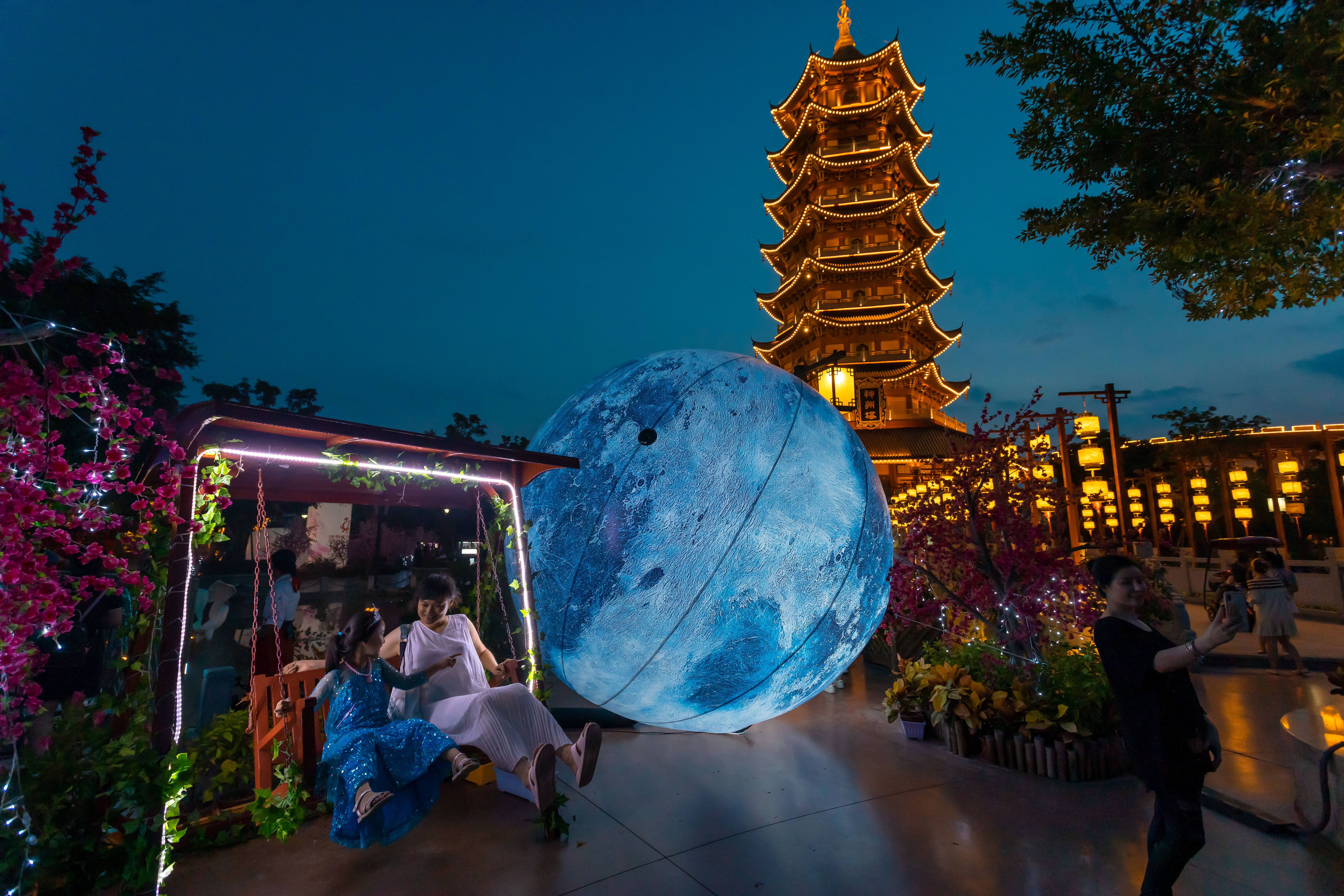 中秋出游家庭唱主角，厦门方特为何备受青睐？现场盛况多图曝光