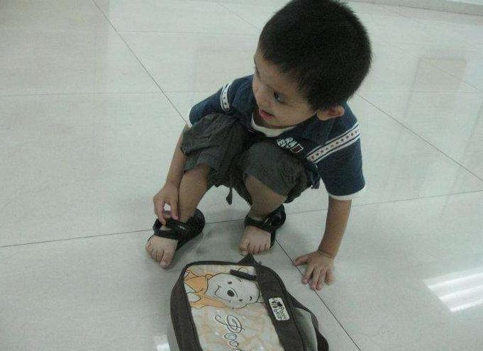 给小孩买鞋子要买大一码吗,给孩子买鞋子是大点好还是刚刚好