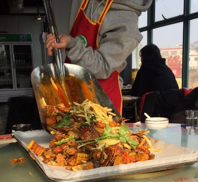 小哥送餐喂猪,餐厅用喂猪方式上菜