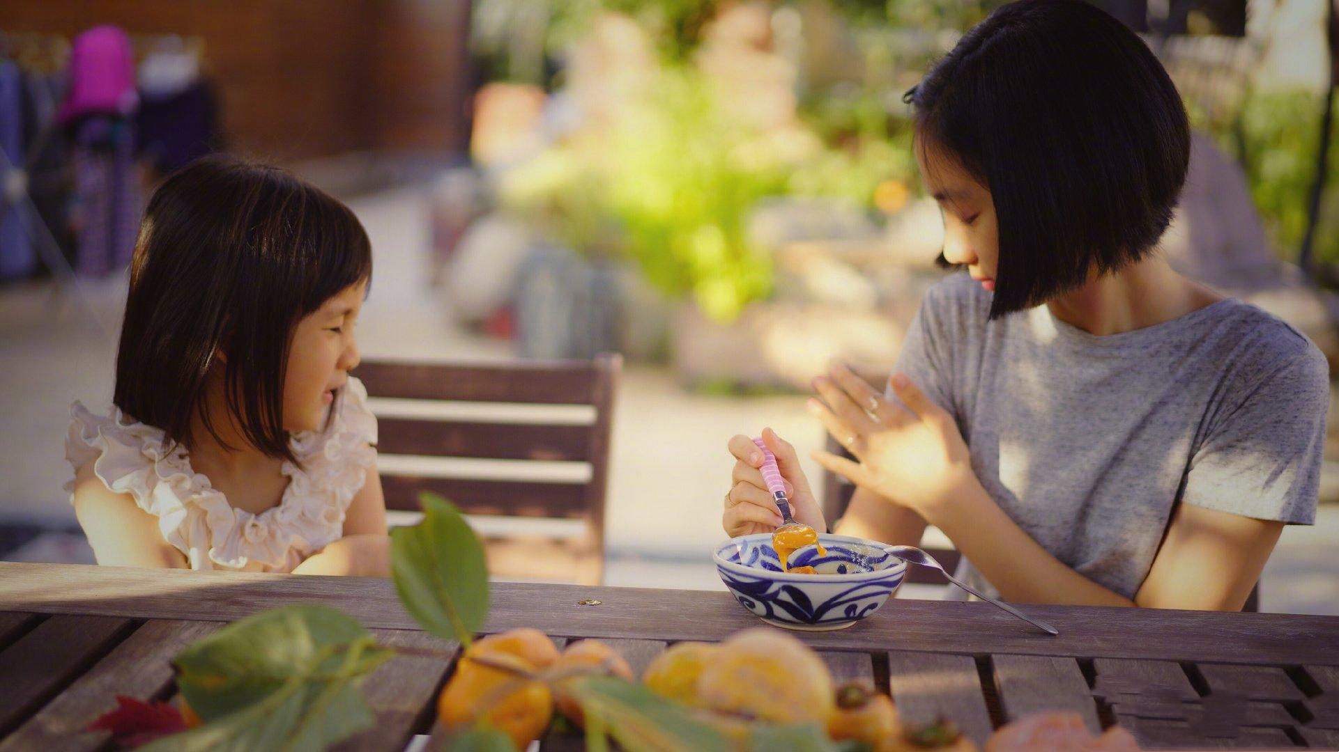 黄磊女儿多多穿长裙聚会,黄磊女儿多多吊带红唇