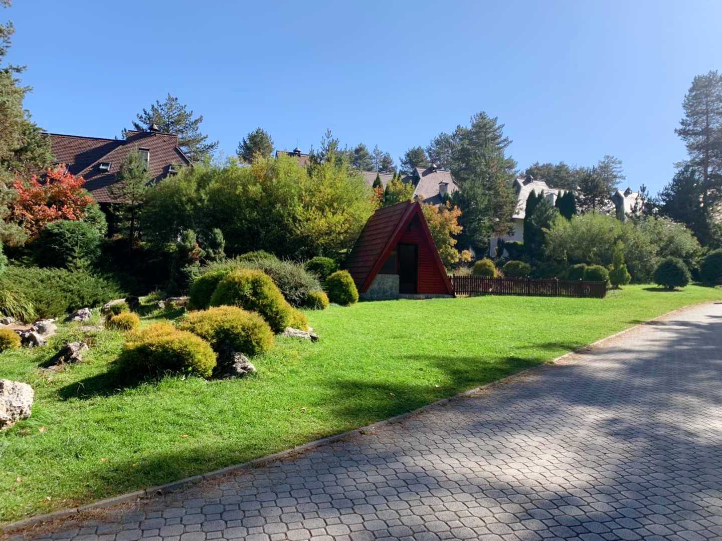 足球少年的小木屋很酷、“圣诞小镇”的秋天很美