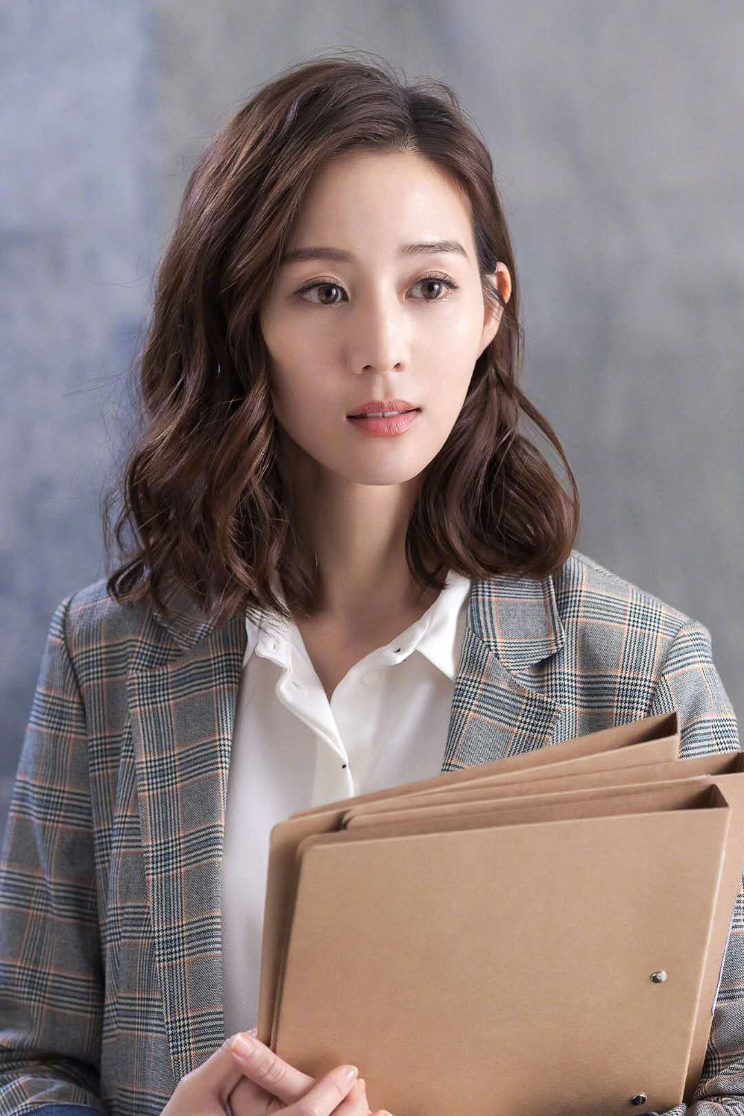 四十岁女人最减龄的烫头发型,三四十岁女人减龄烫发型