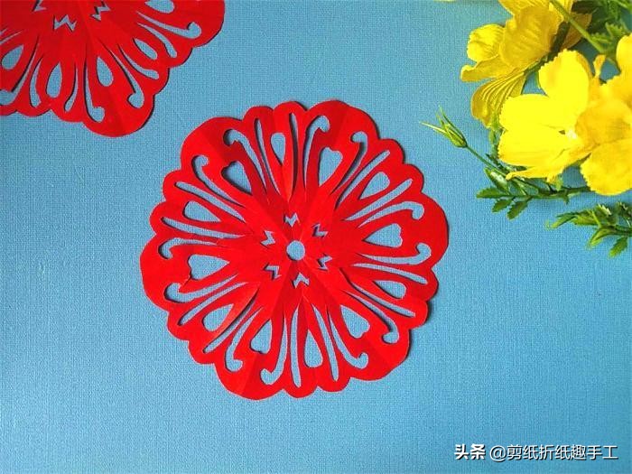 剪一幅凌霜怒放的菊花，简单有趣，上手就会