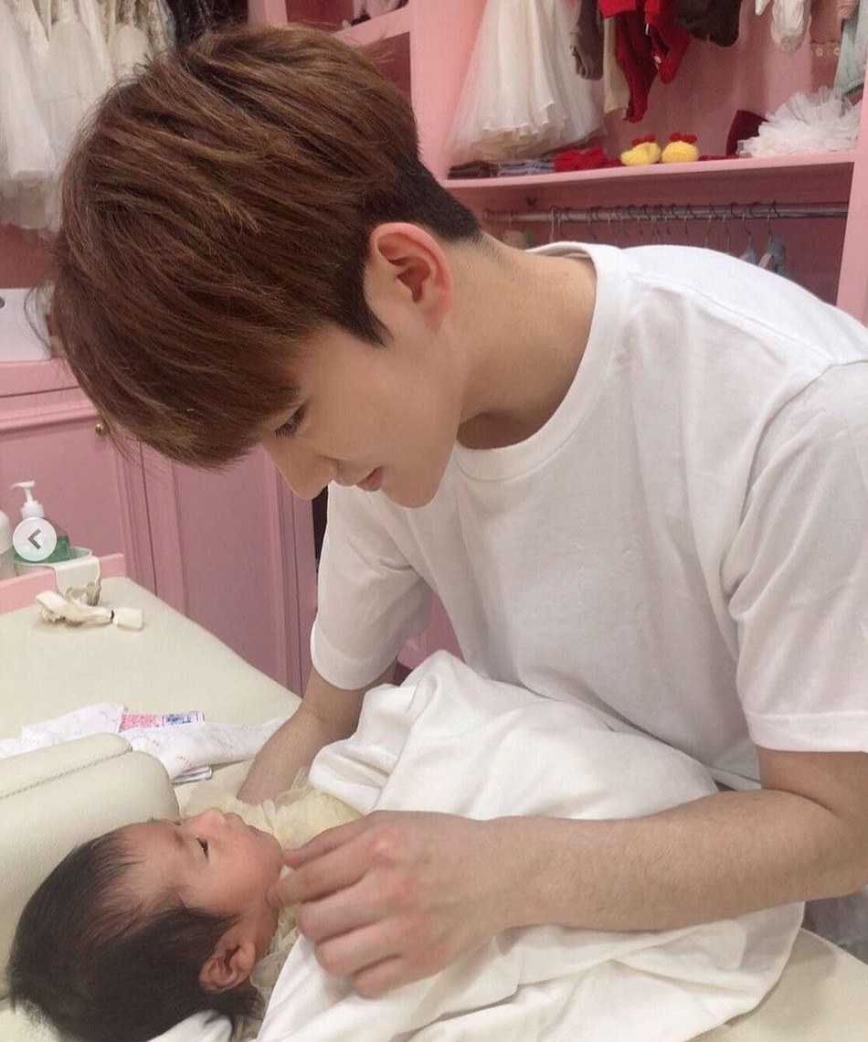 陈华回应与大18岁老婆咸素媛分手：这场戏也应该结束了