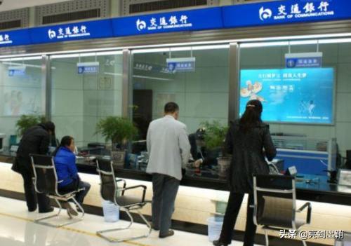 在银行取假钞可以报警吗,在银行取到假钱拿走不给换怎么办