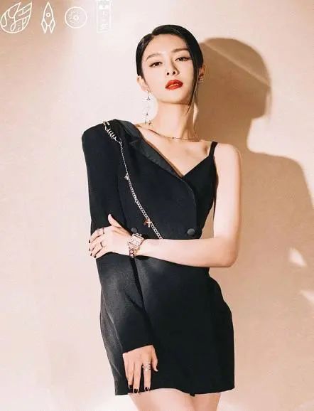 鞠婧祎穿的衣服是假货吗,鞠婧祎穿假货