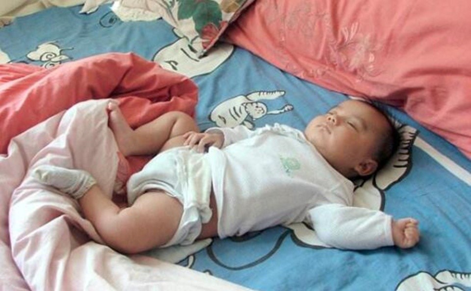 你家宝宝踢被子吗？儿科医生：孩子踢被子的7个原因，妈妈要知道