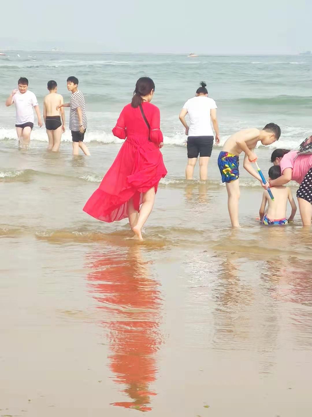 青岛金沙滩——亚洲第一滩，夏天人气火爆，美女扎堆，超级震撼