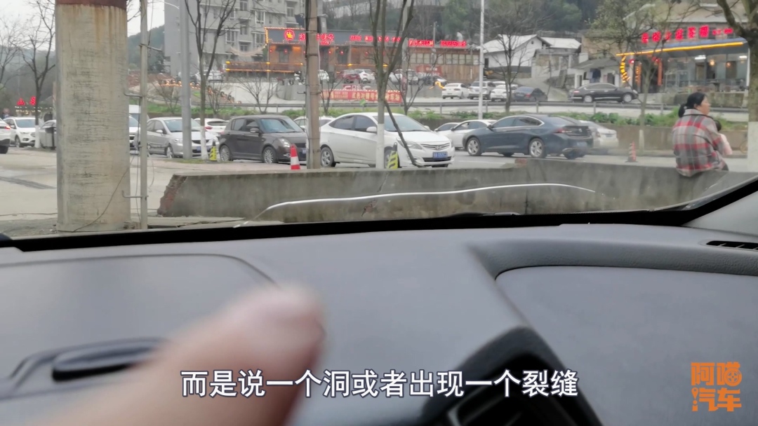 车子挡风玻璃裂一点怎么办,车子挡风玻璃破了去哪里换划算